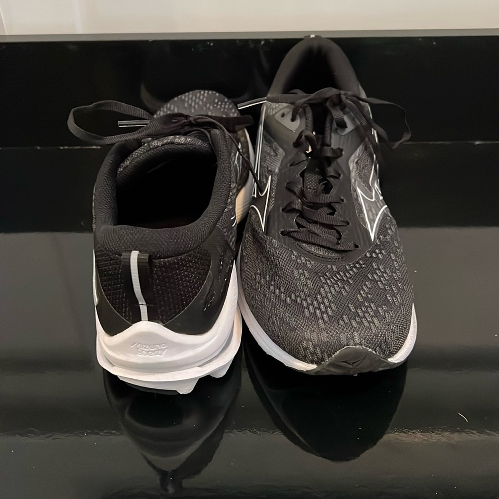 Mizuno Women's Wave Legacy volleyball shoe
